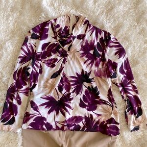 Stretchy, fitted blouse with gold bar detail at neck